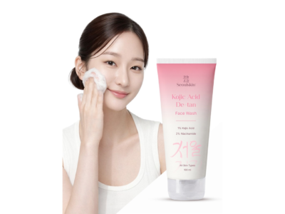 Seoulskin Cleanse Duo being used on face